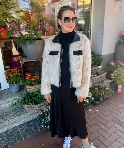 Lockerer Satinrock in Schwarz