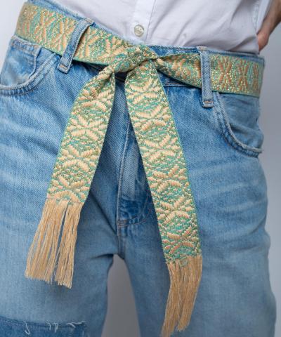 Emily van den Bergh - Bindegürtel aus coolem Ethno-Tape in Beige