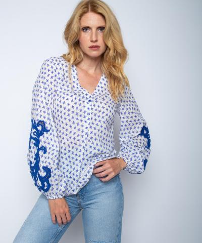 Emily van den Bergh - Shirtbluse mit Sternmuster in Azur-Weiß