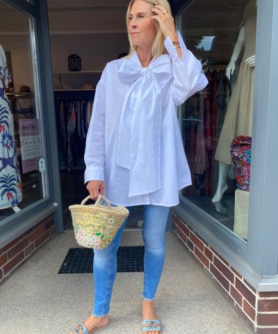 Emily van den Bergh - Oversize Bluse mit XXL Schluppe in Weiß