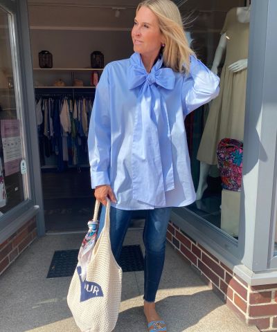 Emily van den Bergh - Oversize Bluse mit XXL Schluppe in Hellblau