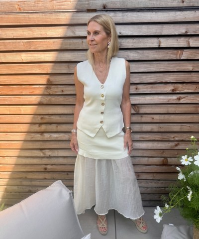 Cremefarbenes Strickset aus Weste und Rock