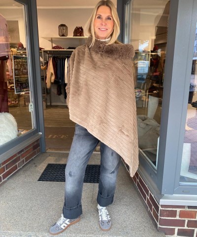 Fake Fur Poncho in Dunkelbeige