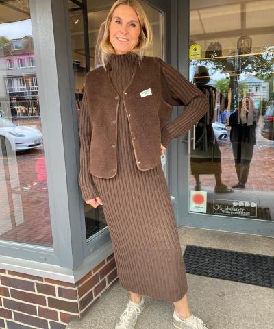 Maxistrickkleid mit Rollkragen in Braun