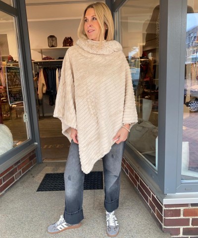 Fake Fur Poncho in Creme/Beige