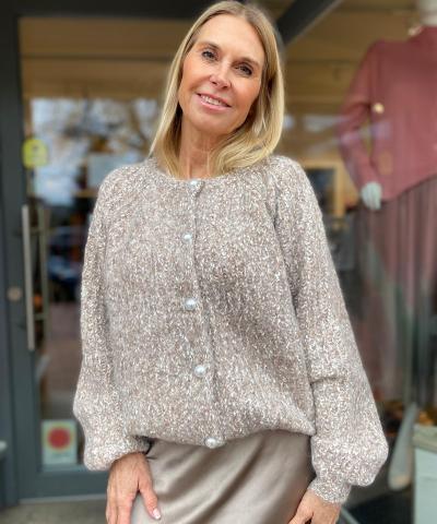 Melierte Strickjacken mit Perlenknöpfen