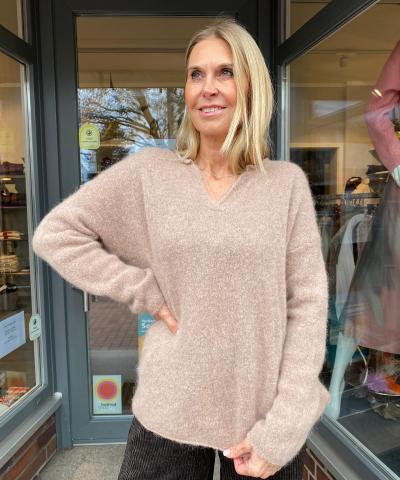Alpaka Strickpullover mit kleinem V-Neck in taupe
