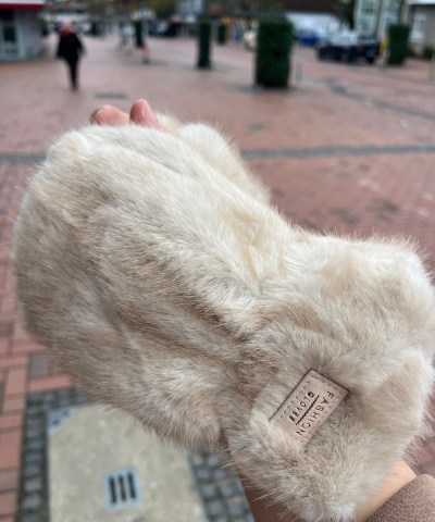 Fake Fur Tiger-Handwärmer in Cremebeige