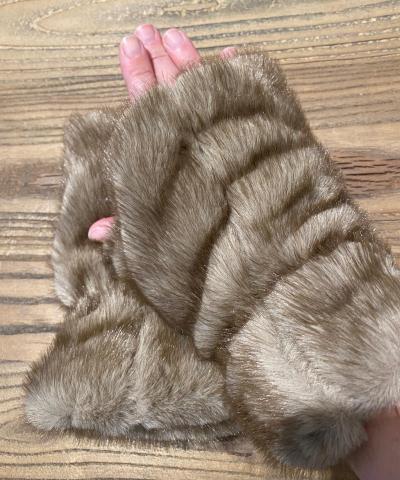 Fake Fur Tiger-Handwärmer in Taupebraun