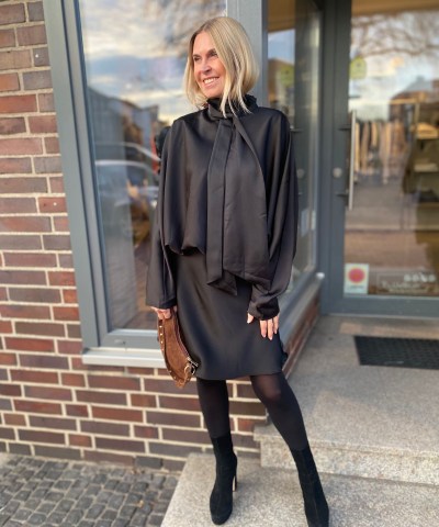 Kurzes Satinkleid mit Schleife in Schwarz