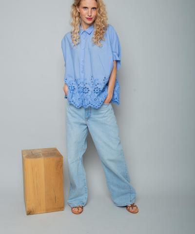Emily van den Bergh - Lochstickerei Bluse in Blau