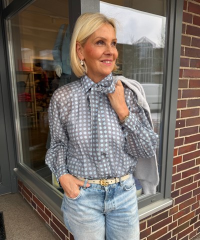 Schleifenbluse mit Punken in Hellblau