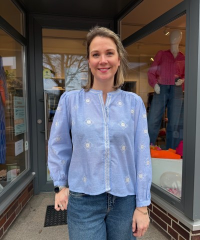 Streifenbluse mit Stickerei in Hellblau