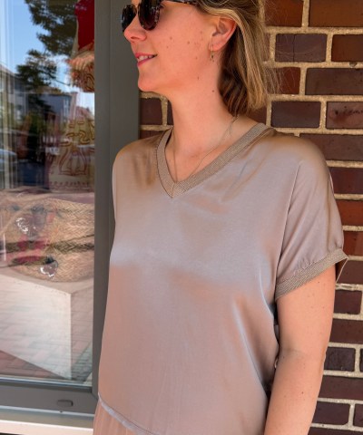 Satinshirt in Taupe mit Gold