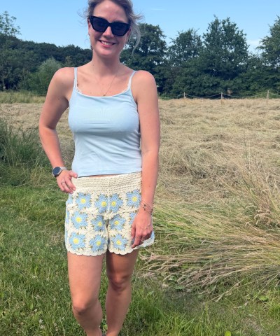 Blumen Häkel Shorts in Beige/Bleu