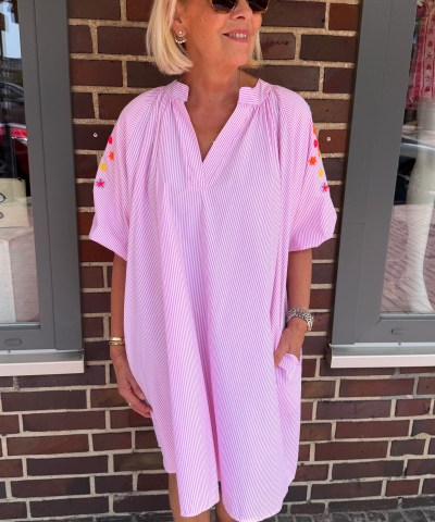 Puffärmelkleid mit Streifen und Stickerei in Rosa Weiß