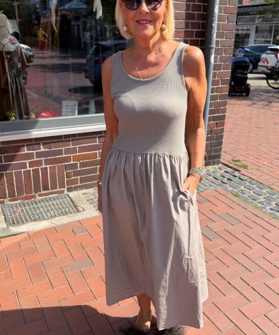 Ribkleid in Taupe