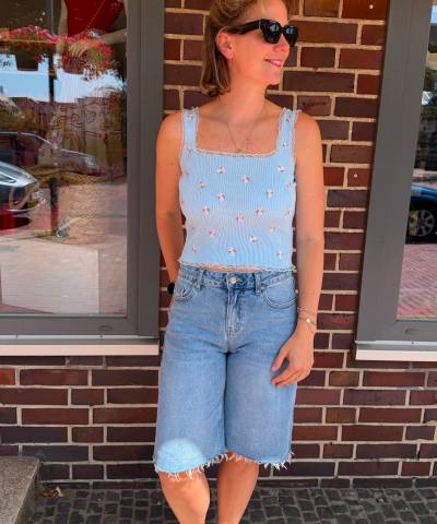 Geripptes Top mit Blumen in Babyblau