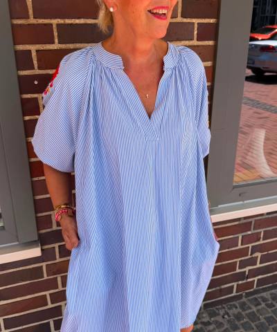 Puffärmelkleid mit Streifen und Stickerei in Blau Weiß